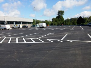Parkplatzmarkierung mit thermoplastischem Material für Aldi Markt Stadtoldendorf
